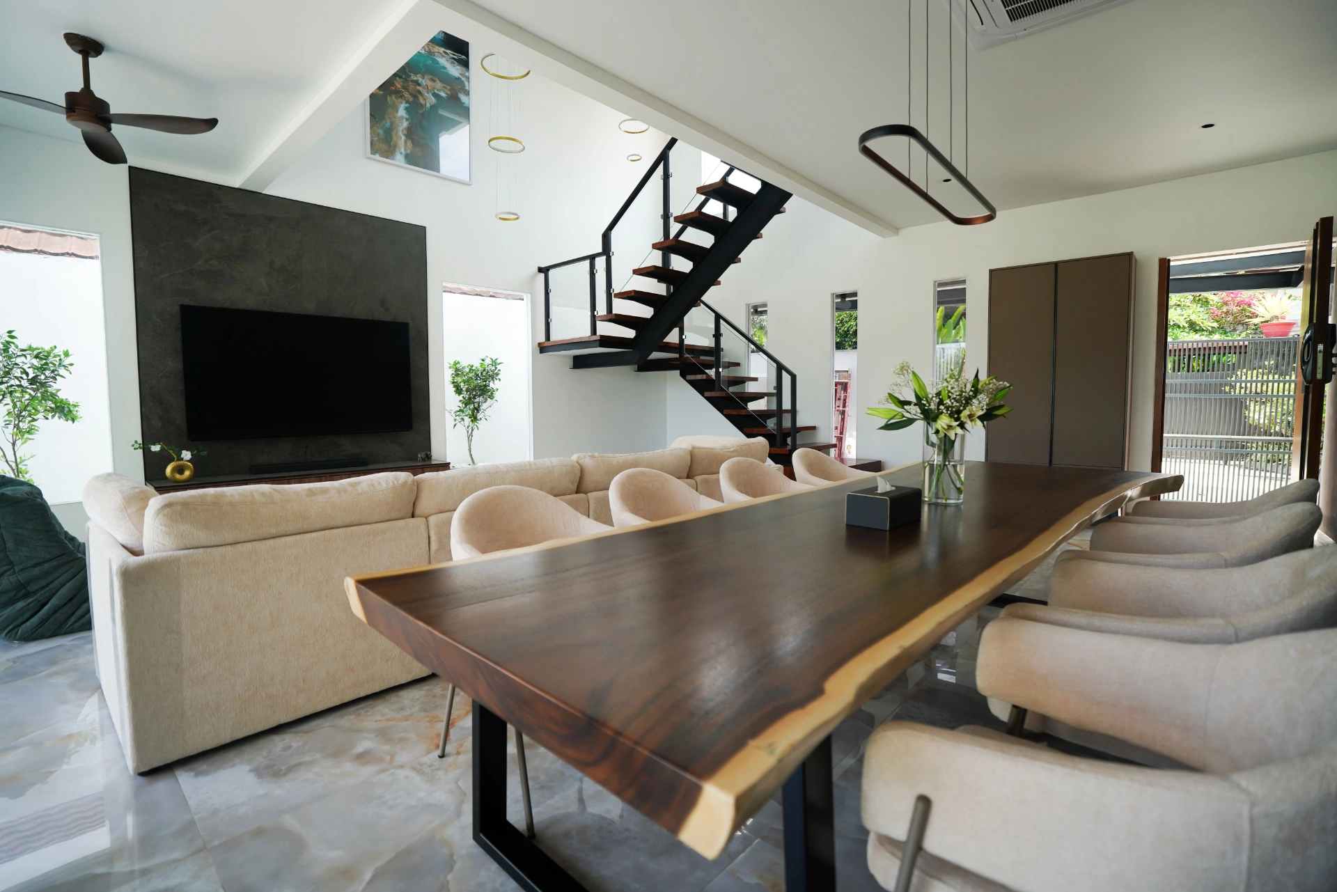 5BR Contemporary Villa in Kerobokan — image 2