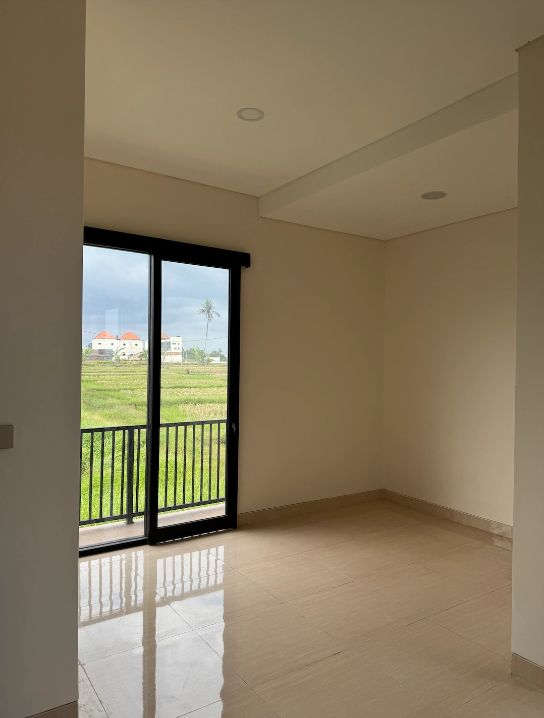 Unfurnished 3 bedroom Villa in North Pantai Lima For Sale — image 1