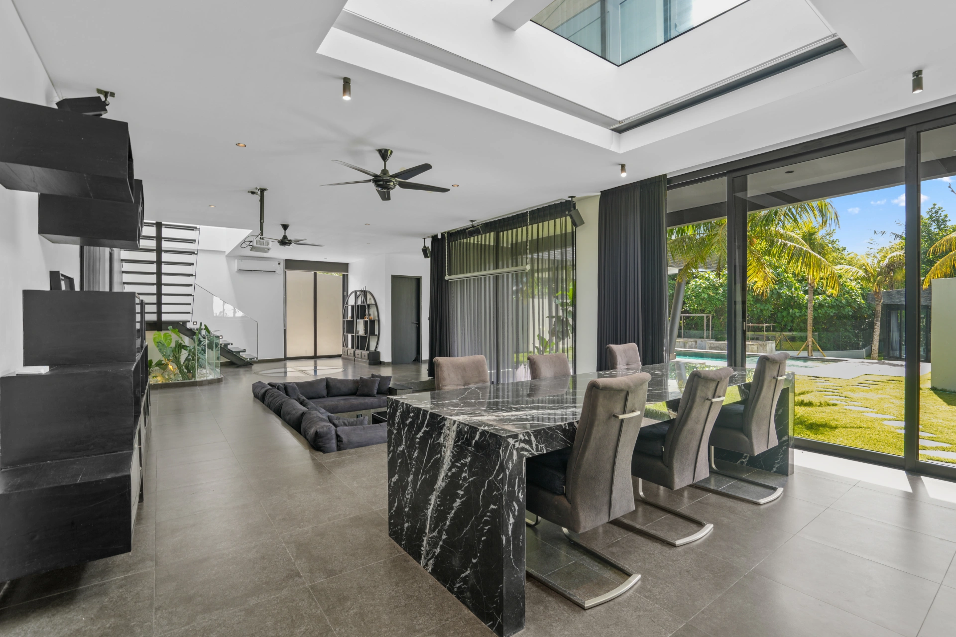 Casa Noir - Luxury 3-Bedroom Tropical Sanctuary in the Heart of Cemagi — image 4