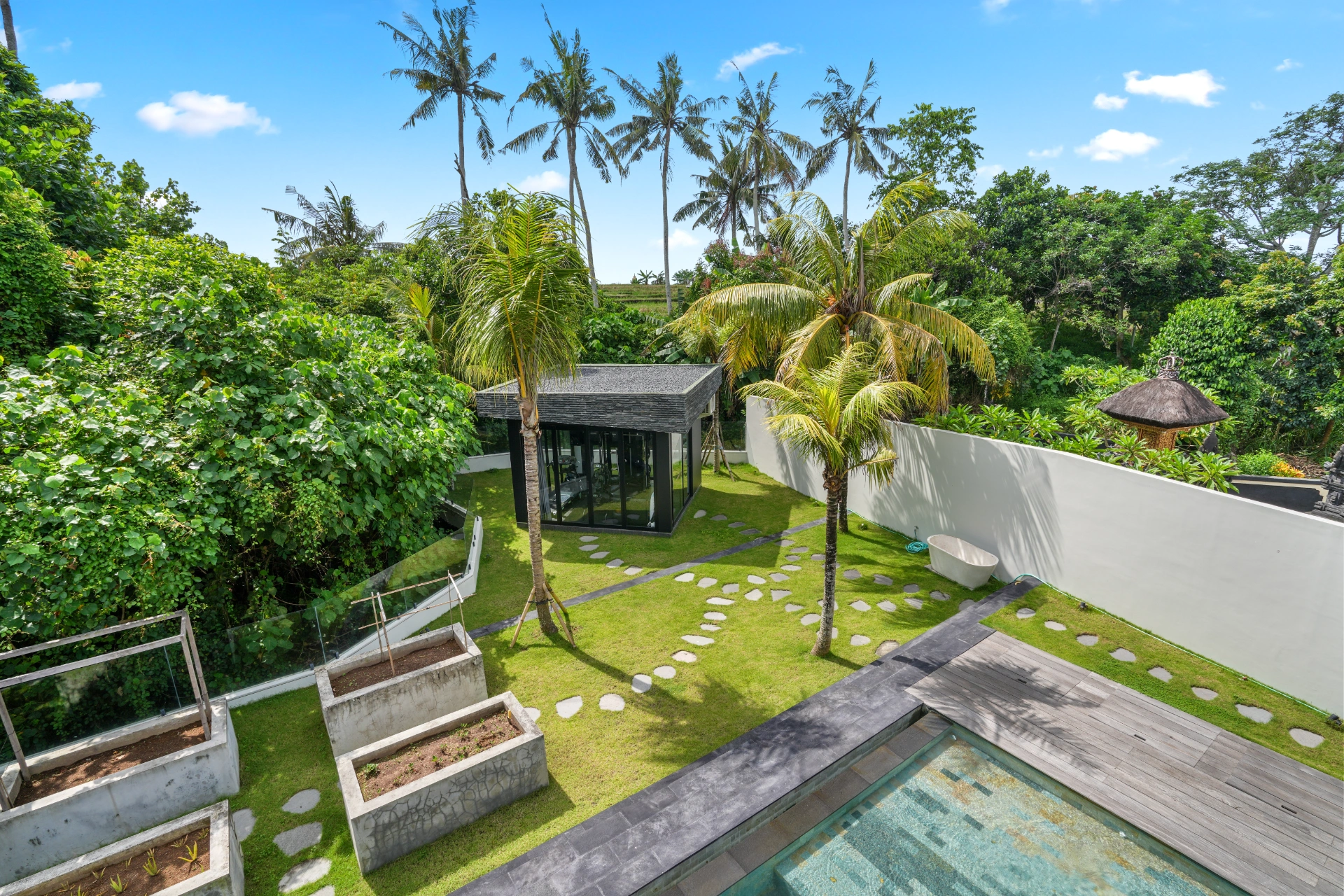 Casa Noir - Luxury 3-Bedroom Tropical Sanctuary in the Heart of Cemagi — image 3