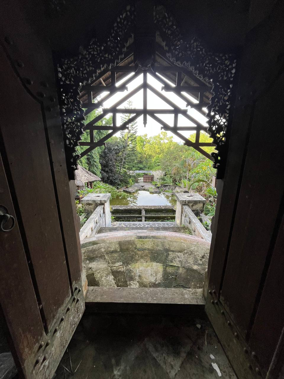 Luxury villa for renovation — image 2