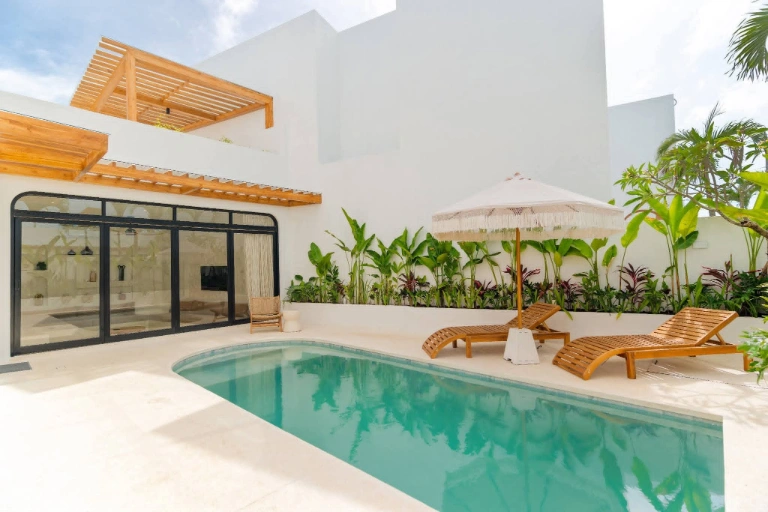 AVAILABLE FOR MONTHLY RENT 3 BEDROOMS LUXURIOUS VILLA IN PERERENAN PANTAI LIMA