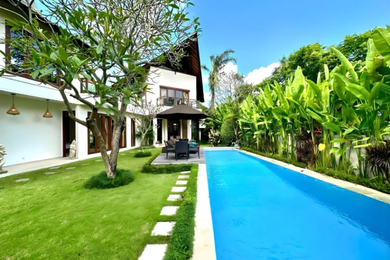 Spacious 4BR Villa with Mountain Views and Elegant High Ceiling