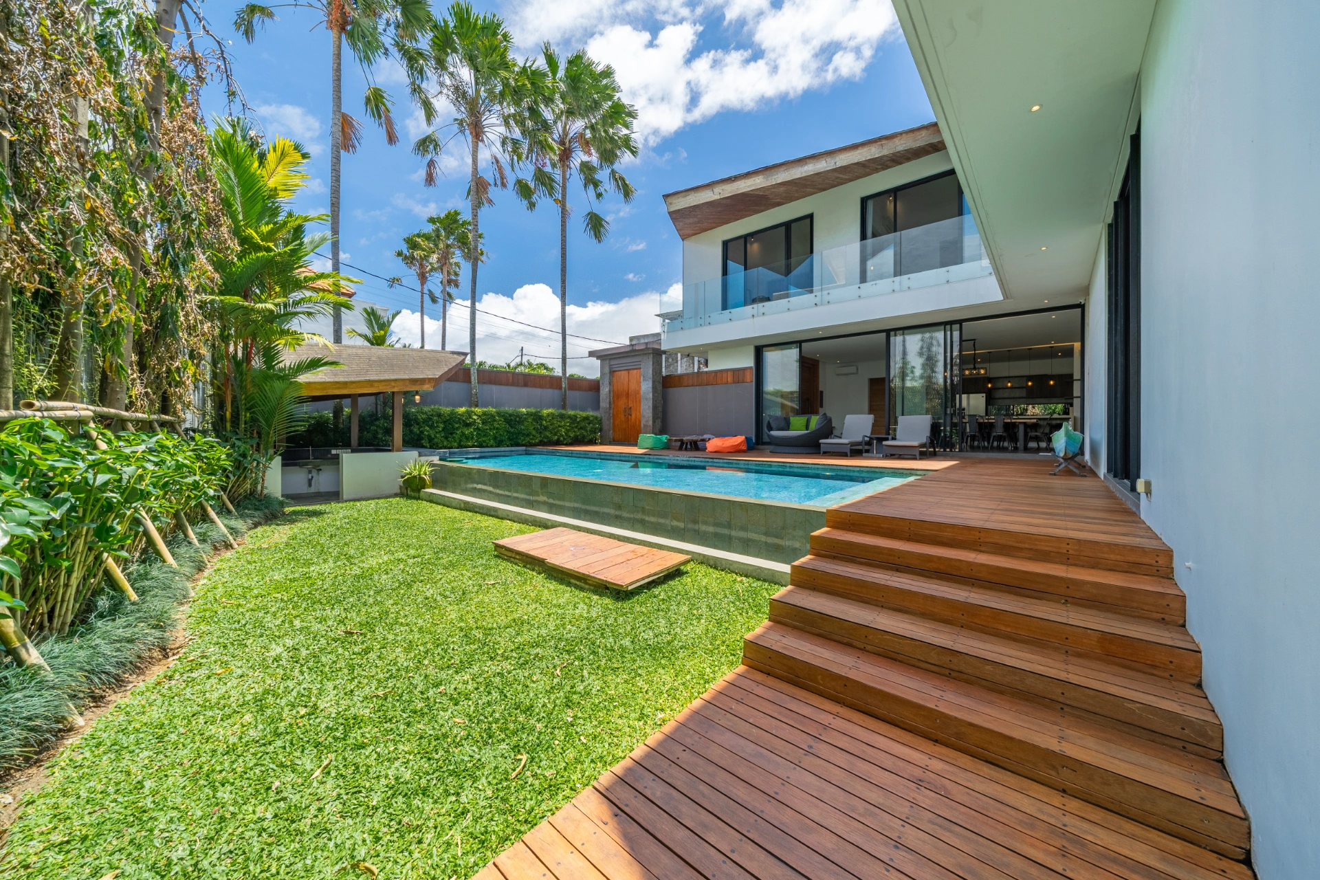 Villa Nampara - Modern 4-Bedroom Villa with Rice Field View in Cemagi — image 1