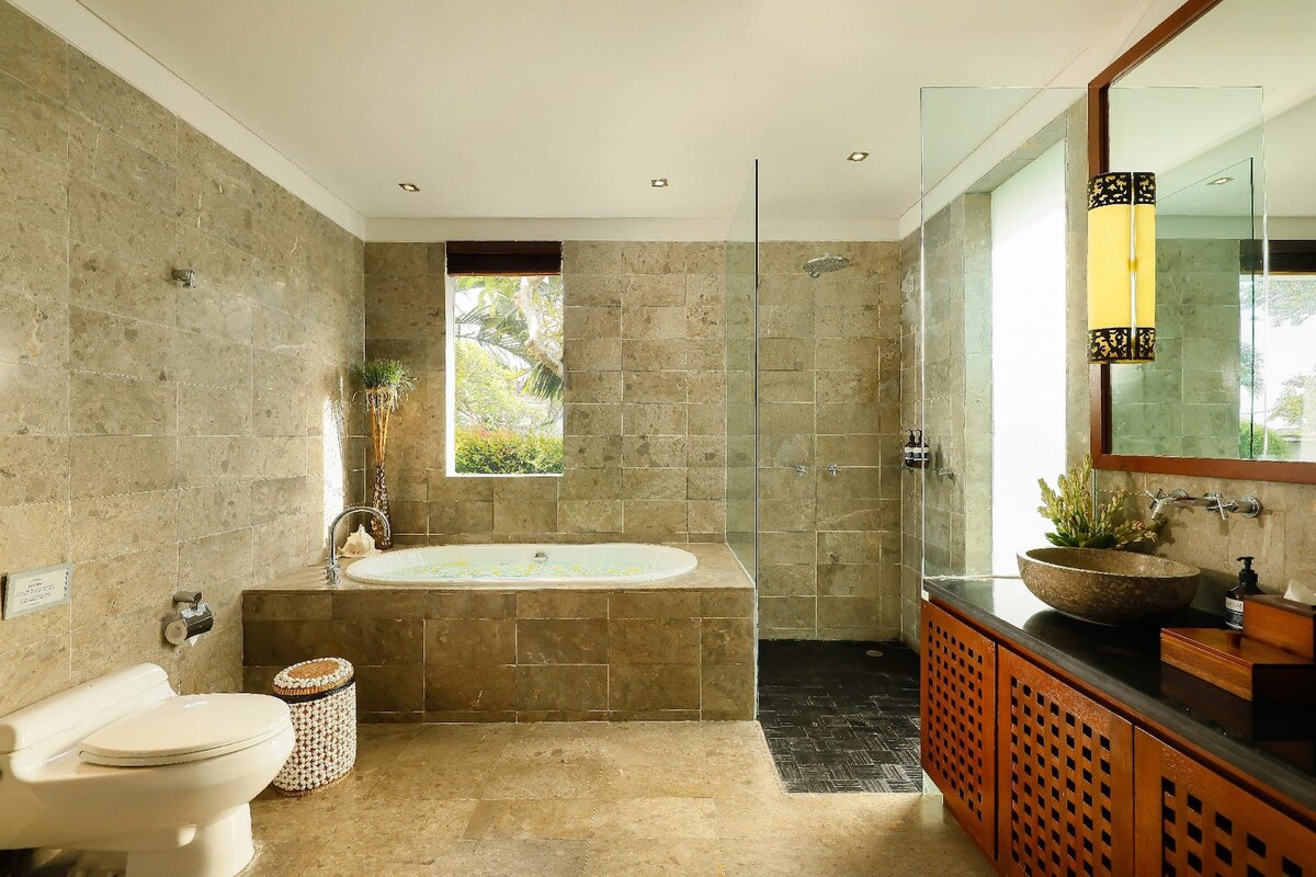 Grand Coastal Estate 6 Bedroom Private Villa in Jimbaran — image 9