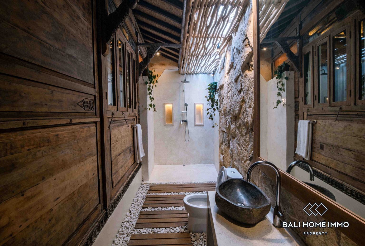 1 Bedroom Joglo Villa For Rent in Kerobokan — image 9
