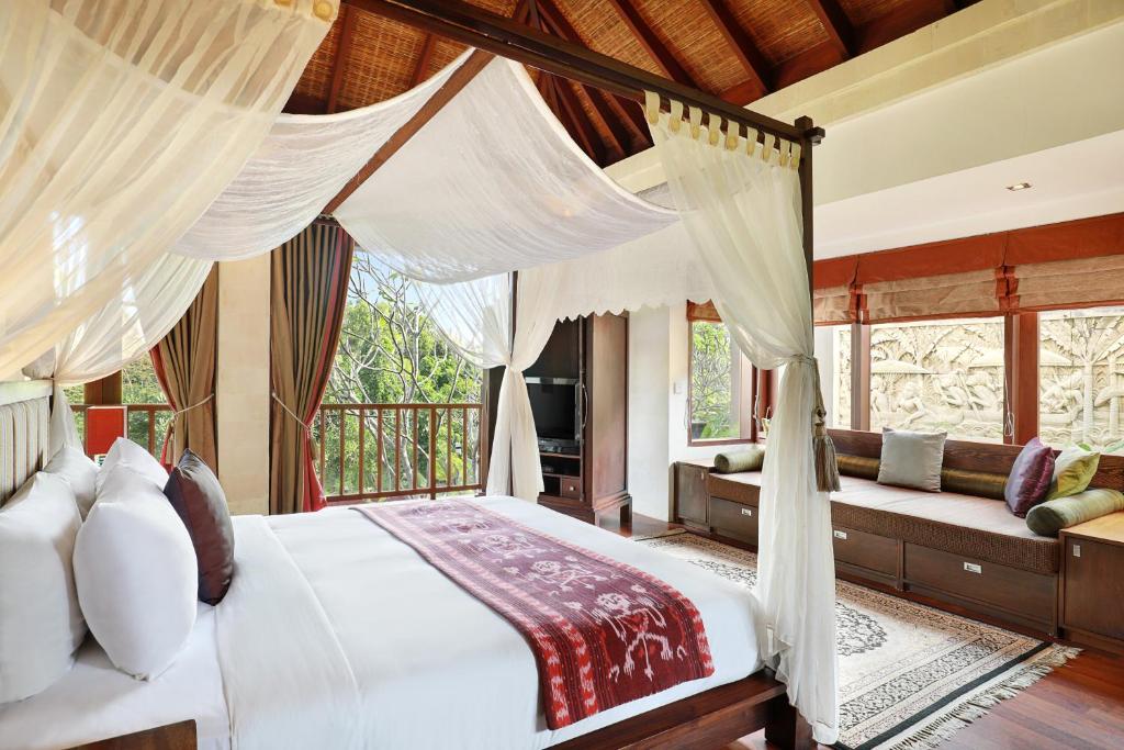 Sunlit Luxe Sanctuary 3 Bedroom Private Villa in Jimbaran — image 3