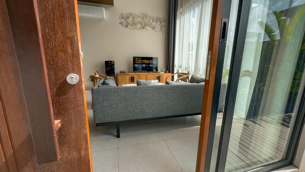 Cozy Tropical Hideaway 3 Bedroom Private Villa in Canggu — image 5