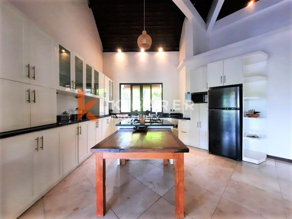Stunning Five-Bedroom Villa with Great View in Pererenan — image 6