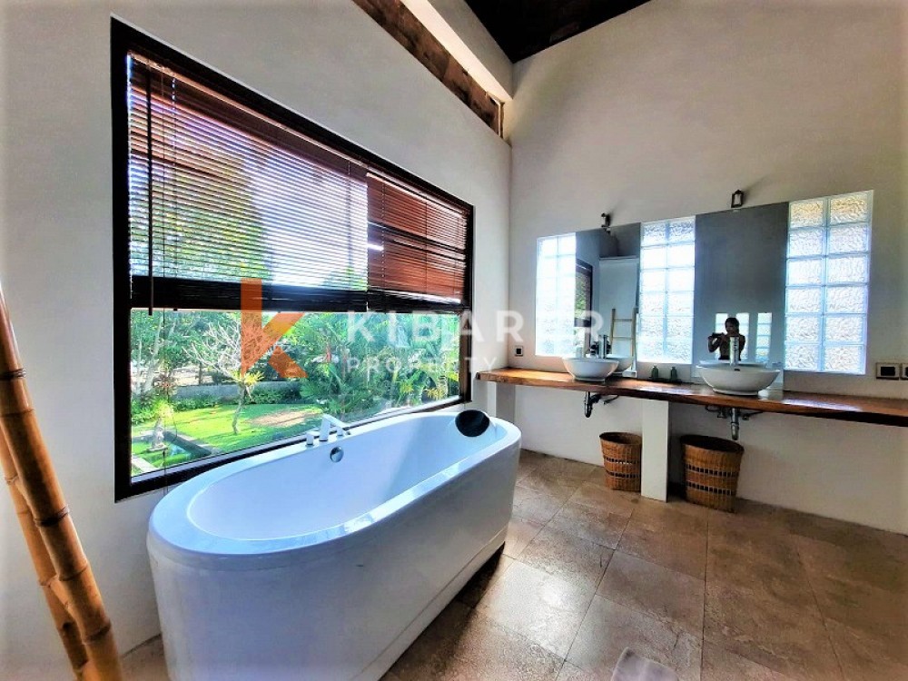 Stunning Five-Bedroom Villa with Great View in Pererenan — image 7