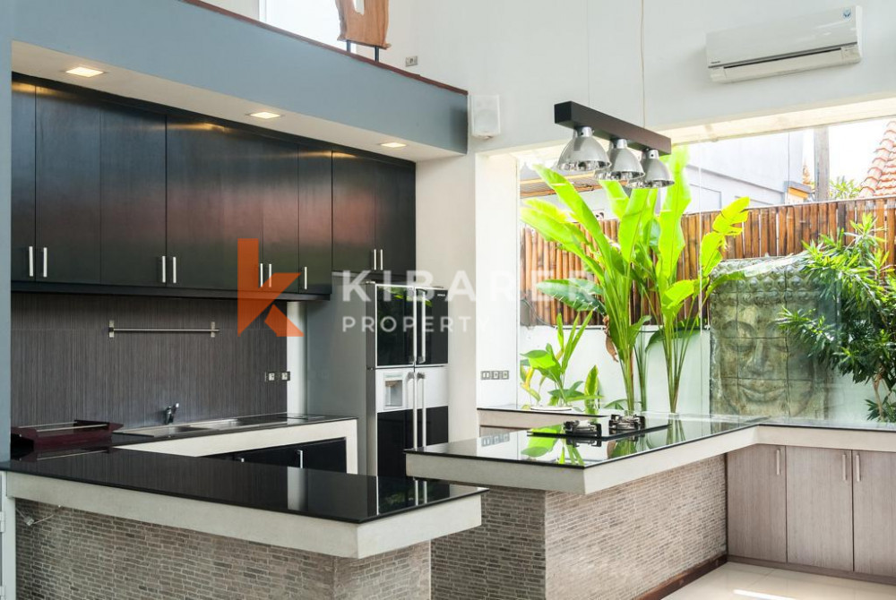 Amazing Design Four Bedrooms Closed Living Villa In Umalas — image 9
