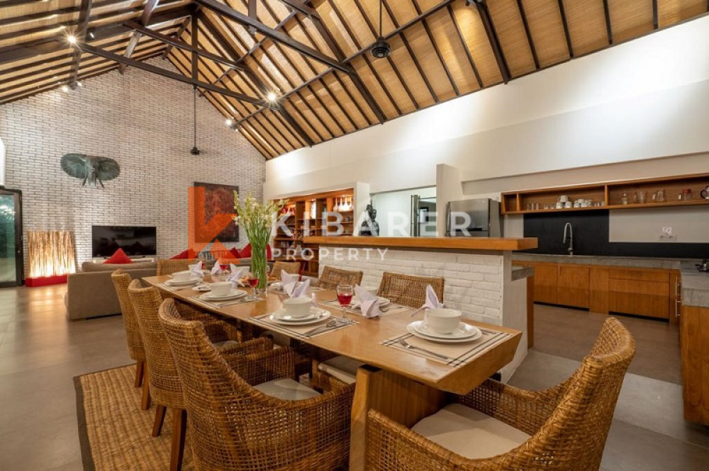 Amazing Four Bedroom Enclosed Living Villa in Ungasan — image 11