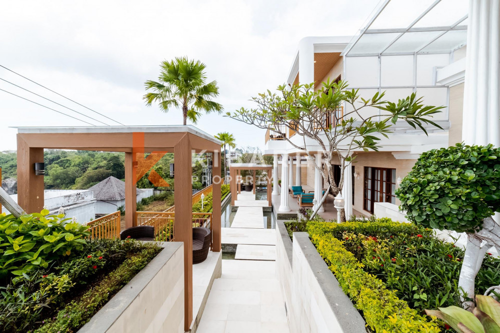 Beautiful Four Bedroom Retreat Overlooking the Jimbaran Ocean — image 18