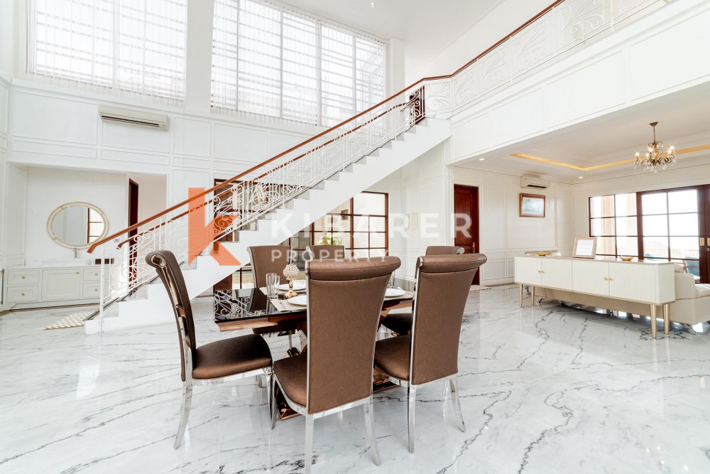Beautiful Four Bedroom Retreat Overlooking the Jimbaran Ocean — image 4