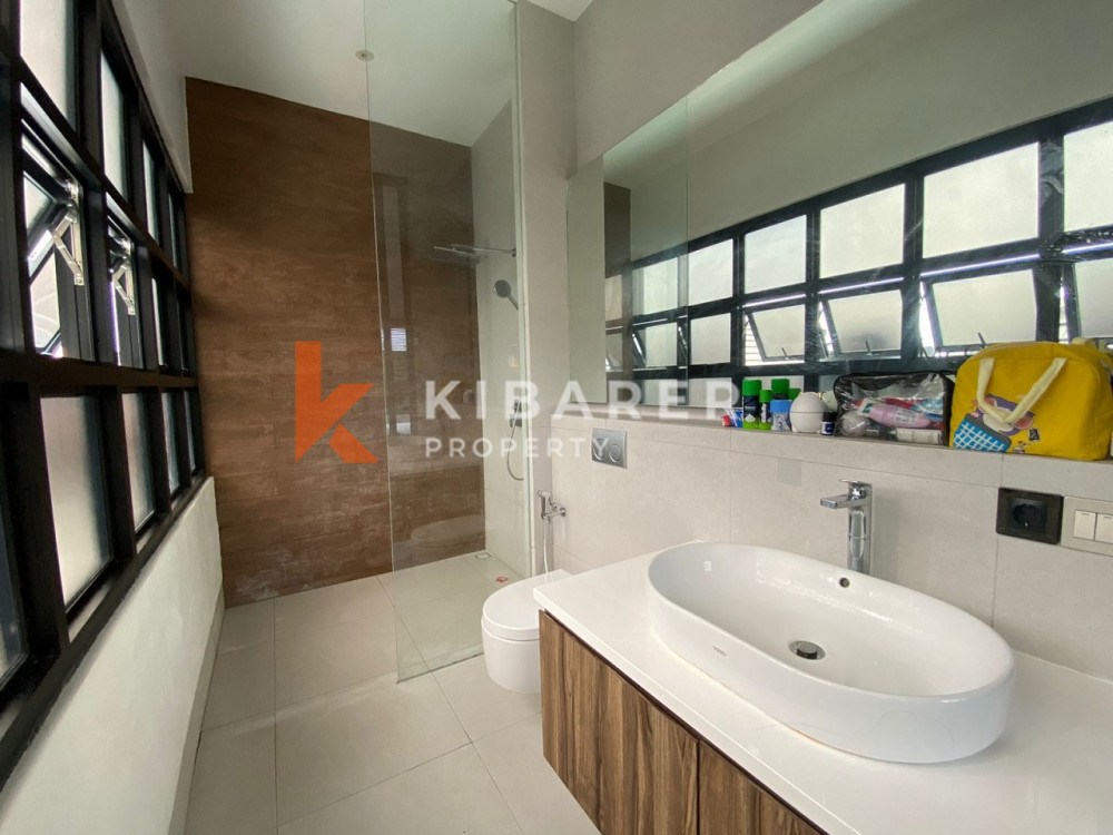 Modern Five-Bedroom Closed Living Villa Located in Jimbaran — image 11