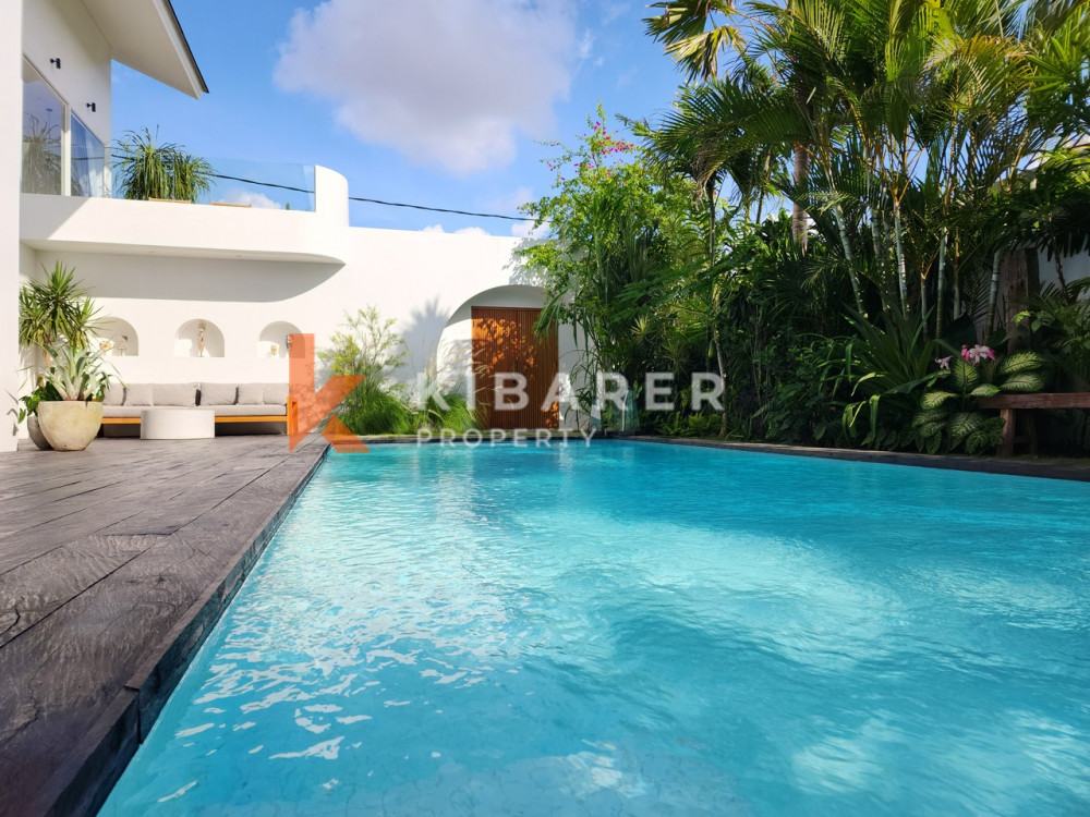 Stunning Three Bedroom Villa Enclosed Living Room Situated in Canggu — image 9