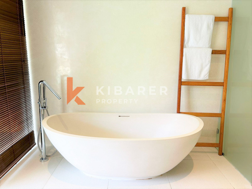 Beautiful Three Bedroom Enclosed Living Room Villa Situated in Seminyak — image 12