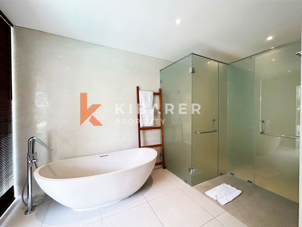 Beautiful Three Bedroom Enclosed Living Room Villa Situated in Seminyak — image 9