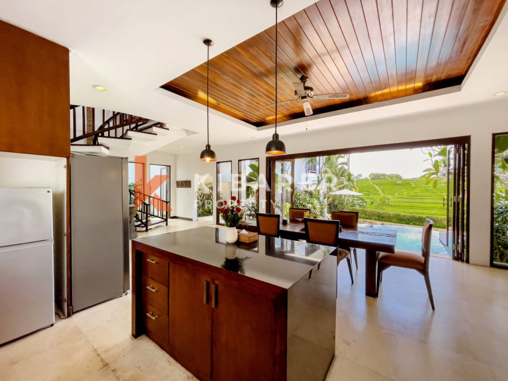 Spacious Three Bedroom Enclosed Living Villa with Overlooking Rice Field View in Canggu — image 4