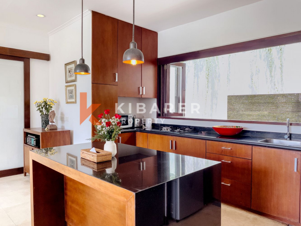 Spacious Three Bedroom Enclosed Living Villa with Overlooking Rice Field View in Canggu — image 7