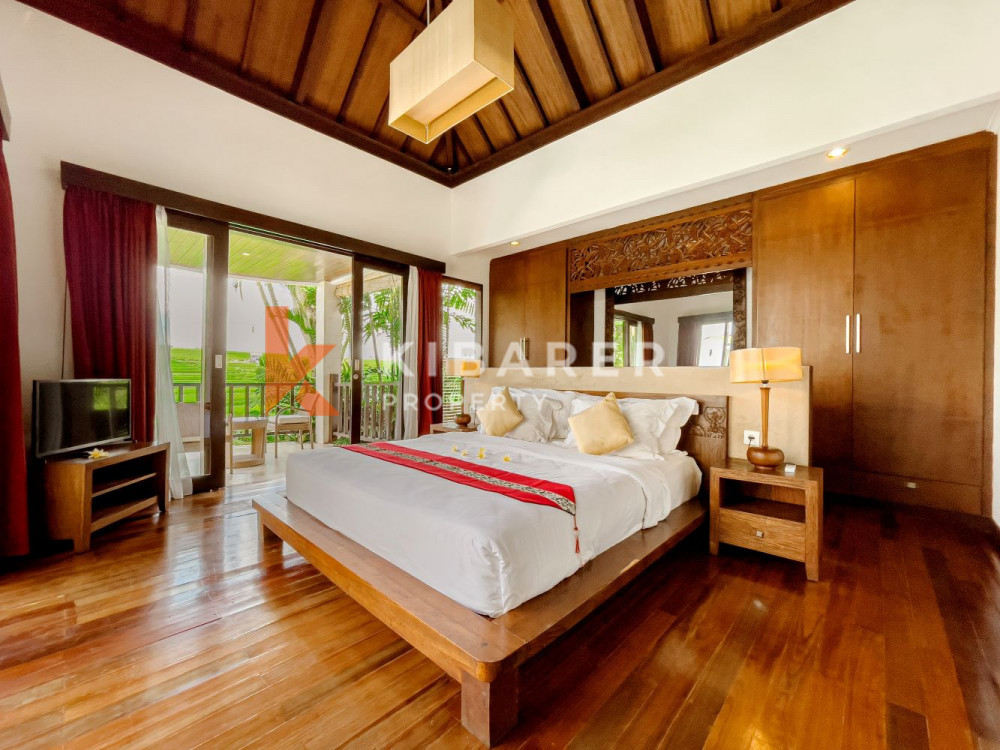 Spacious Three Bedroom Enclosed Living Villa with Overlooking Rice Field View in Canggu — image 9
