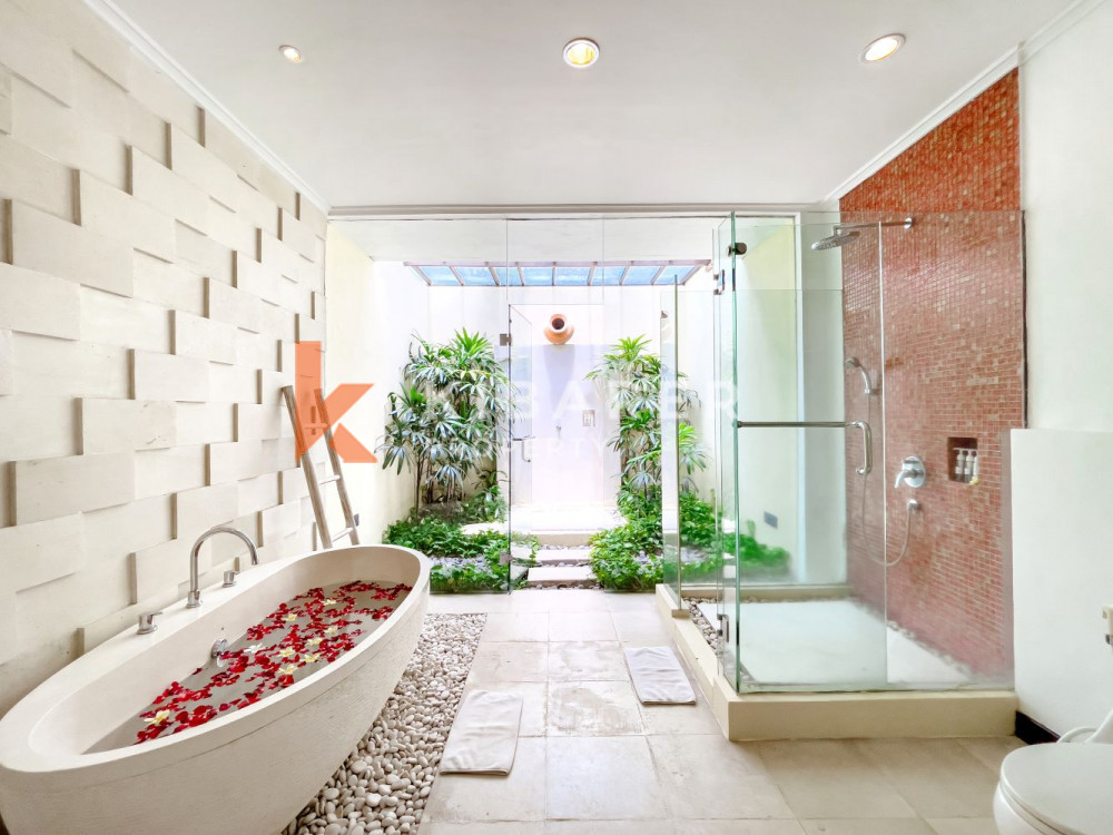 Spacious Three Bedroom Enclosed Living Villa with Overlooking Rice Field View in Canggu — image 12