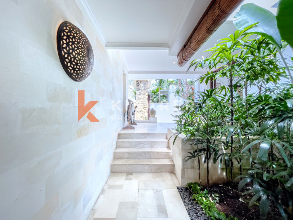 Spacious Three Bedroom Enclosed Living Villa with Overlooking Rice Field View in Canggu — image 18
