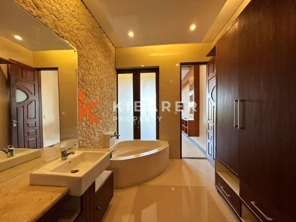 Homey Three Bedroom Villa Strategically Located in Seminyak — image 16