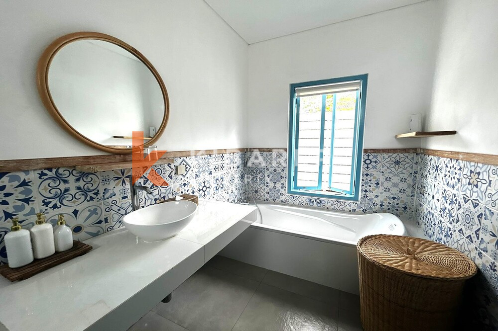 Charming One Bedroom Enclosed Living Room Santorini Villa Situated in Padonan — image 11