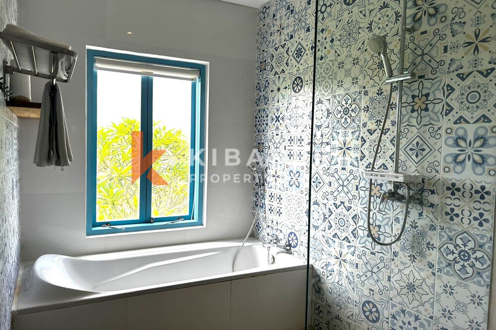 Charming Three Bedroom Enclosed Living Room Santorini Villa Set in Padonan — image 10