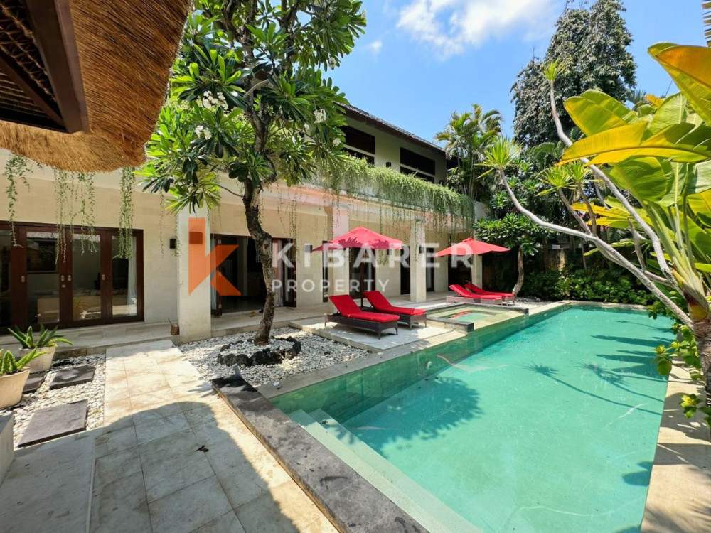 Gorgeously Three Bedroom Enclosed Living Villa In Prime Area Of Seminyak — image 11