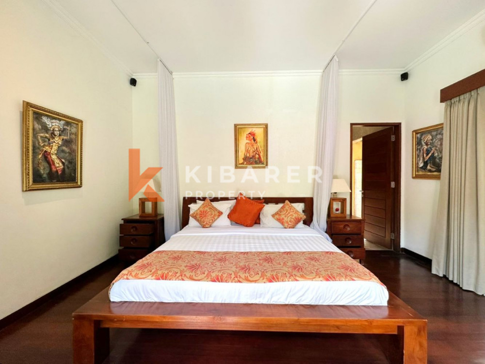 Gorgeously Three Bedroom Enclosed Living Villa In Prime Area Of Seminyak — image 13