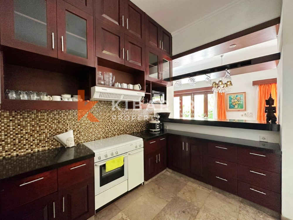 Gorgeously Three Bedroom Enclosed Living Villa In Prime Area Of Seminyak — image 9