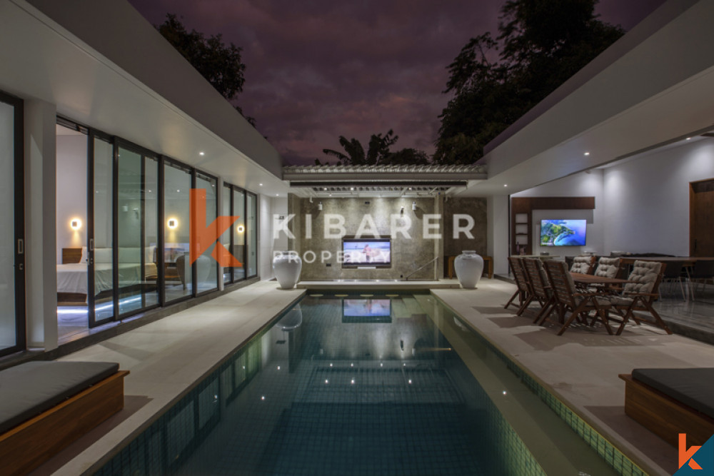 Luxurious High End Three Bedrooms Enclosed Living Villa Situated In Drupadai Seminyak — image 10
