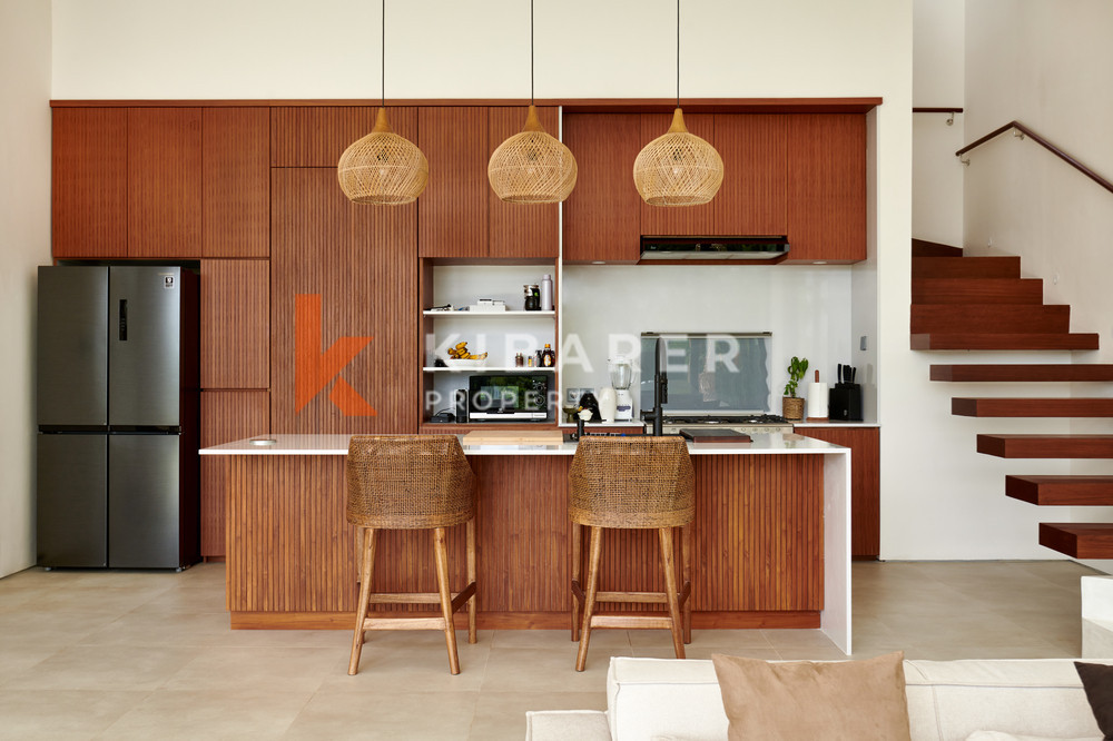 Beautiful Three-Bedroom Villa Featuring an Enclosed Living Area in Canggu — image 9