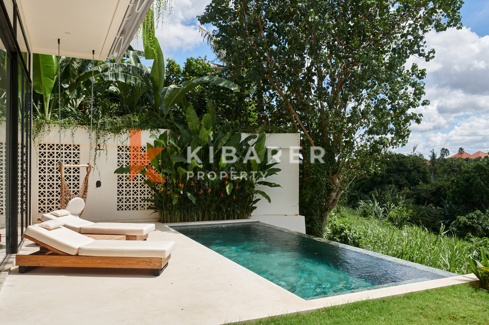 Beautiful Three-Bedroom Villa Featuring an Enclosed Living Area in Canggu