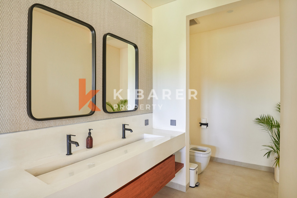 Beautiful Three-Bedroom Villa Featuring an Enclosed Living Area in Canggu — image 14