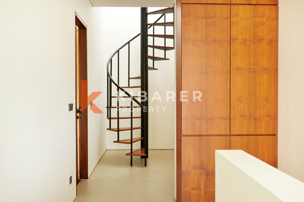 Beautiful Three-Bedroom Villa Featuring an Enclosed Living Area in Canggu — image 7