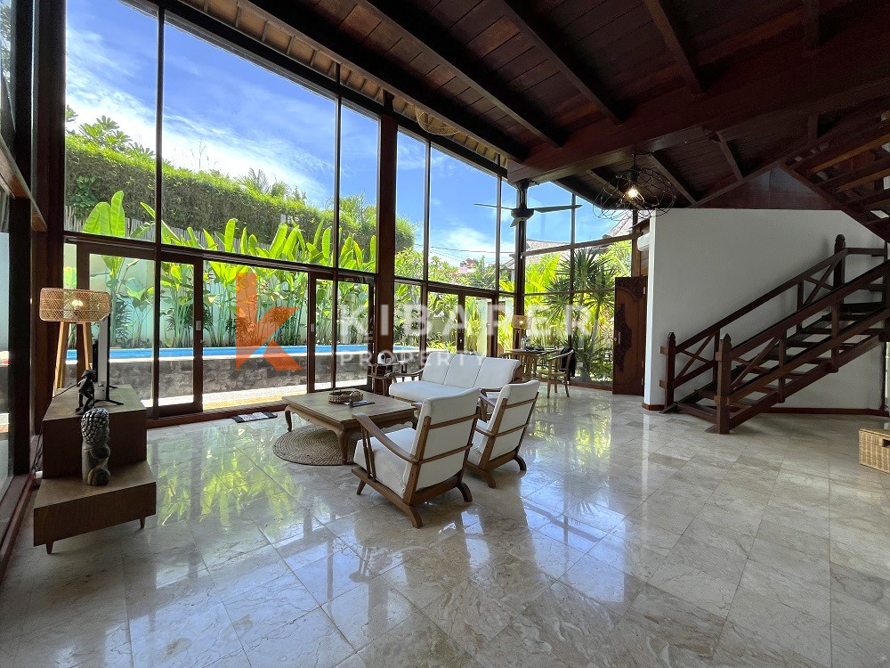 Classic Wooden Three-Bedroom Villa with Enclosed Living Area in a Perfect Location in Berawa — image 17