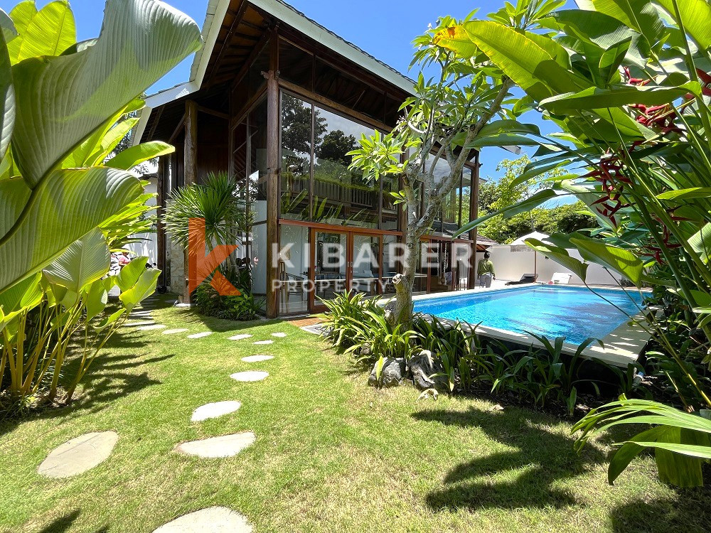 Classic Wooden Three-Bedroom Villa with Enclosed Living Area in a Perfect Location in Berawa — image 2