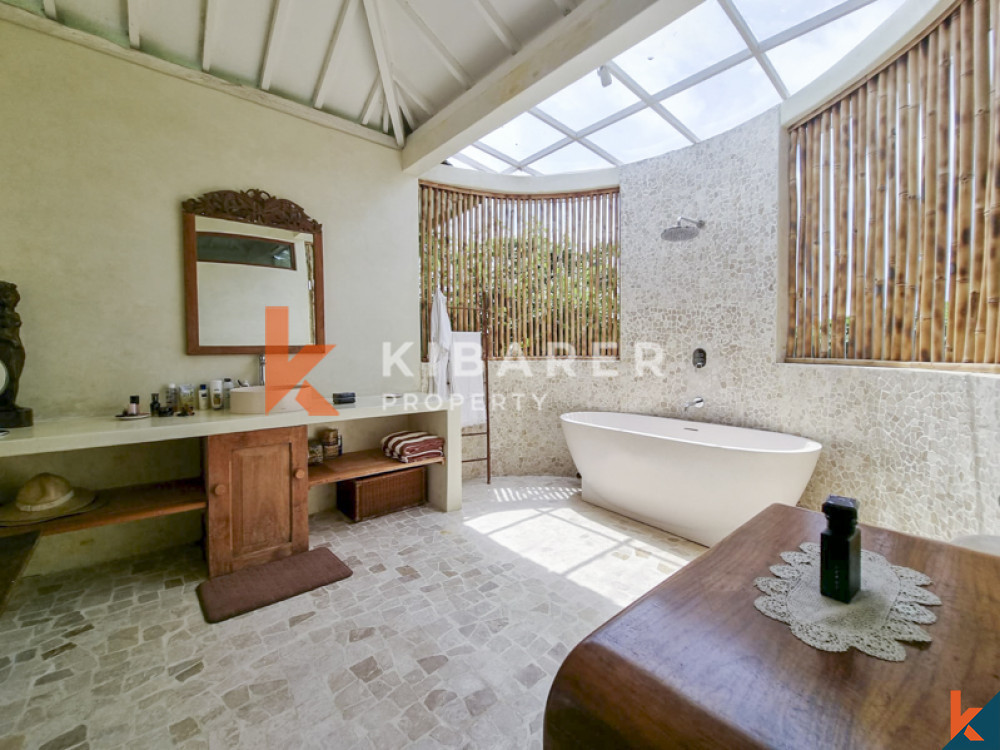 Traditional Four Bedrooms Closed Living Joglo with Rice Field View In Cemagi — image 6