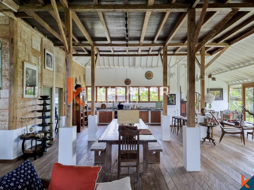 Traditional Four Bedrooms Closed Living Joglo with Rice Field View In Cemagi — image 13
