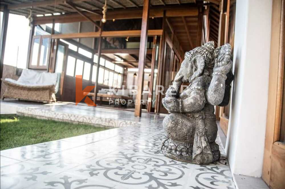 Beautiful Two-Bedroom Villa in Berawa in a Large Neighborhood in Canggu — image 5