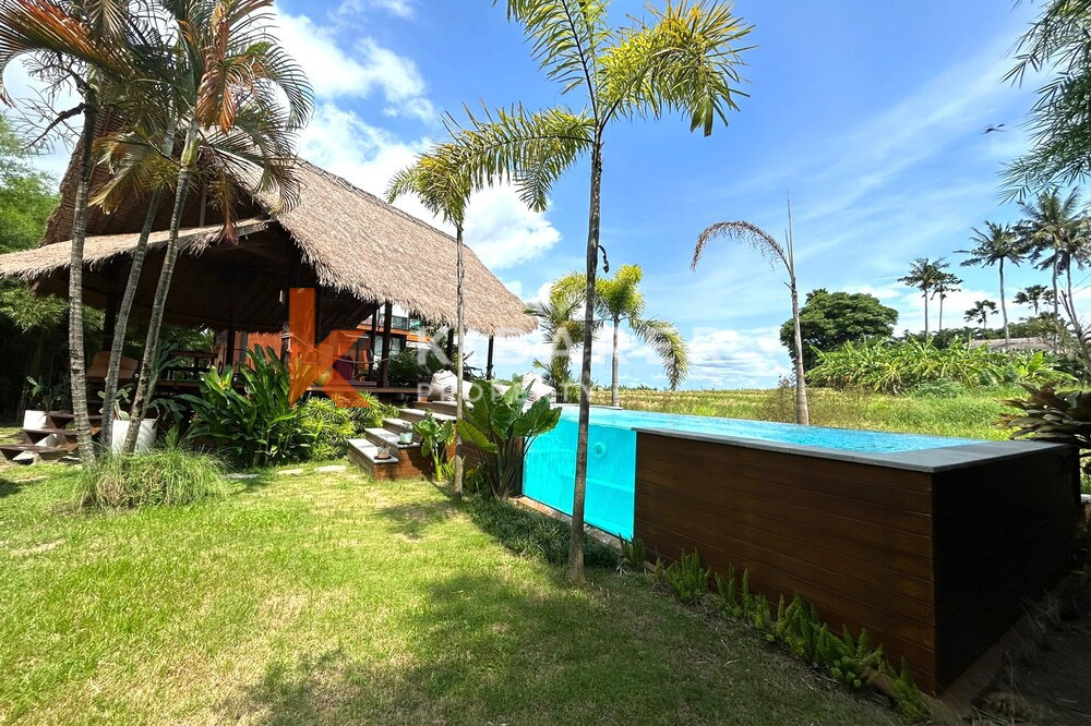 Beautiful Serene Two Bedroom Enclosed Living Room Villa in Seseh — image 1