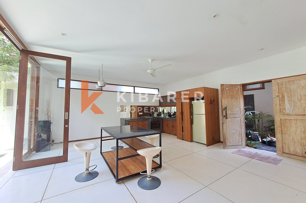 70 Meters to the Beach Adjustable Open-Enclosed Livingroom Four Bedrooms Villa in Berawa Area — image 6
