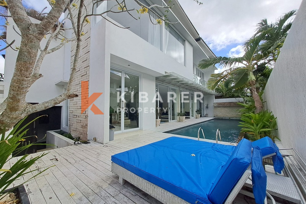 Beautiful Four-Bedroom Villa with Closed Living Room Located in the Ungasan Hills — image 1
