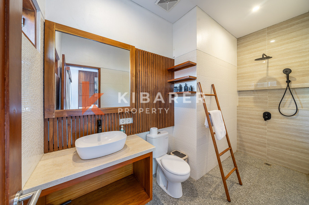 Amazing Three Bedroom Enclosed Living Contemporary Villa in Berawa — image 13