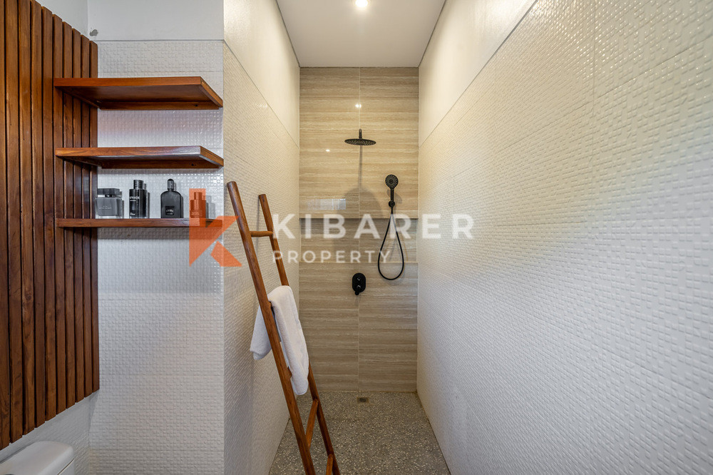 Amazing Three Bedroom Enclosed Living Contemporary Villa in Berawa — image 14