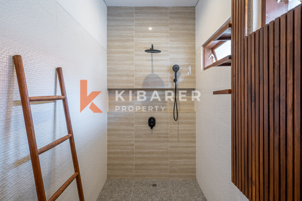 Amazing Three Bedroom Enclosed Living Contemporary Villa in Berawa — image 19