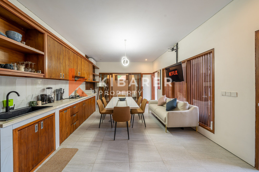 Amazing Three Bedroom Enclosed Living Contemporary Villa in Berawa — image 10